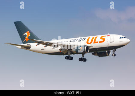 Tel Aviv, Israel - 23. Februar 2019: ULS Airlines Cargo Airbus A310F Flugzeug am Flughafen Tel Aviv (TLV) in Israel. Stockfoto