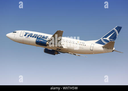 Tel Aviv, Israel - 24. Februar 2019: Tarom Boeing 737-300 Flugzeug am Flughafen Tel Aviv (TLV) in Israel. Stockfoto