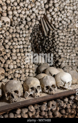 Menschliche Schädel und Knochen Kostnice Sedlec Beinhaus, kleine Römisch-katholische Kapelle, Friedhof Kirche aller Heiligen in Sedlec, einem Vorort von Kutna Hora in der Cz Stockfoto
