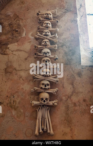 Menschliche Schädel und Knochen Kostnice Sedlec Beinhaus, kleine Römisch-katholische Kapelle, Friedhof Kirche aller Heiligen in Sedlec, einem Vorort von Kutna Hora in der Cz Stockfoto