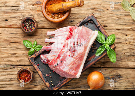 Rippen und Schweinekoteletts auf alten Holztisch Stockfoto