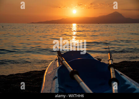 Kajak am Strand von Calajannita, auch als Schwarzer Strand bekannt, in Maratea, Basilicata, Italien Stockfoto