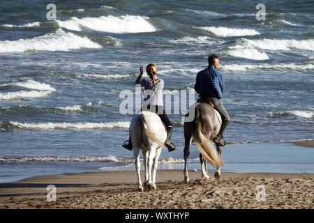 Menschen, Reiter, Paar Pferden an einem Strand Spanien Stockfoto