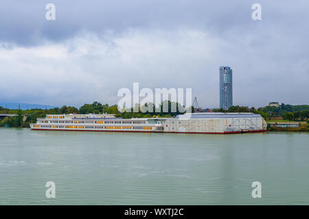 Wien, Österreich - 2 September, 2019: Bertha-von-Suttner-Gymnasium auf Donau und Floridotower in der Ferne, Wien, Österreich Stockfoto