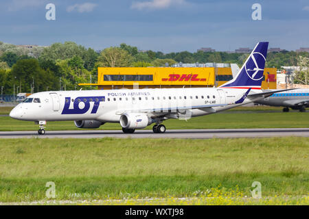 Warschau, Polen - 29. Mai 2019: Viele Polskie Linie Lotnicze Embraer 190 Flugzeug am Flughafen Warschau (WAW) in Polen. Stockfoto