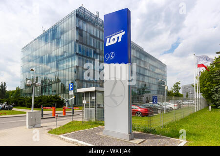 Warschau, Polen - 27. Mai 2019: Viele Polskie Linie Lotnicze Hauptsitz am Flughafen Warschau (WAW) in Polen. Stockfoto