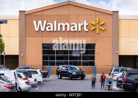 Sep 16, 2019 Fremont/CA/USA - Walmart Stores Fassade zeigt das Logo des Unternehmens, östlich von San Francisco Bay Area. Stockfoto