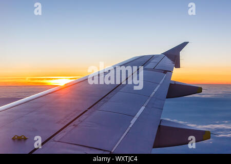 Zürich, Schweiz - 29. Mai 2019: Swiss Air Lines Airbus A319 Flugzeug Sonnenuntergang am Flughafen Zürich (ZRH) in der Schweiz. Stockfoto