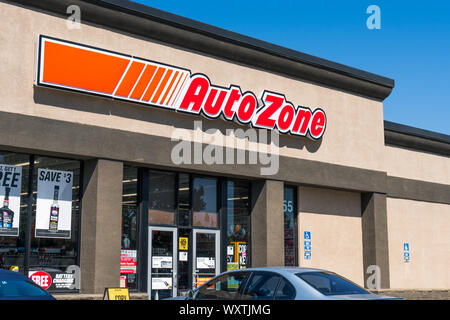 Sep 12, 2019 Santa Clara/CA/USA, AutoZone store in der San Francisco Bay Area; AutoZone, Inc. ist der größte Händler von Aftermarket Automotive Teile Stockfoto