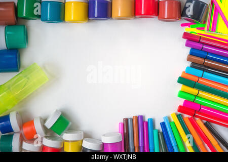Farben und Bleistifte sind auf weißem Papier verteilt. Artist eingestellt Stockfoto