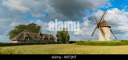 Castellane, Eure/Frankreich - 15. August 2019: Blick auf die historische Windmühle Moulin de Pierre und Miller's House in Castellane in der Normandie Stockfoto