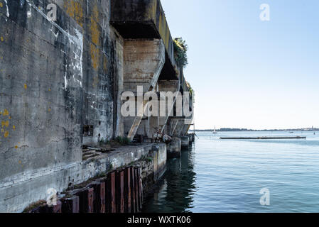 Lorient, Frankreich - 3. August 2018: keroman Submarine Base. Es war ein deutsches U-Boot Basis in Lorient im Zweiten Weltkrieg entfernt Stockfoto