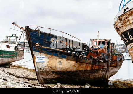 Camaret-sur-Mer, Frankreich - 4. August 2018: Die alten, verlassenen Schiffswracks in der alten Boot Friedhof Cimetiere de Bateaux, Le Sillon ein bewölkter Tag des Sommers Stockfoto