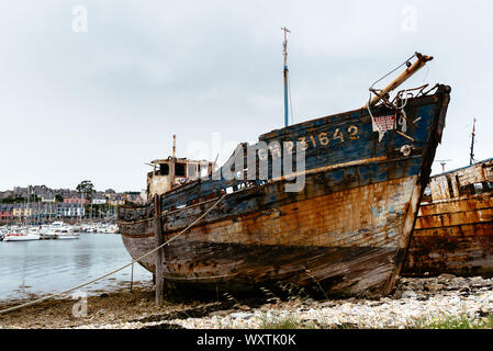 Camaret-sur-Mer, Frankreich - 4. August 2018: Die alten, verlassenen Schiffswracks in der alten Boot Friedhof Cimetiere de Bateaux, Le Sillon ein bewölkter Tag des Sommers Stockfoto