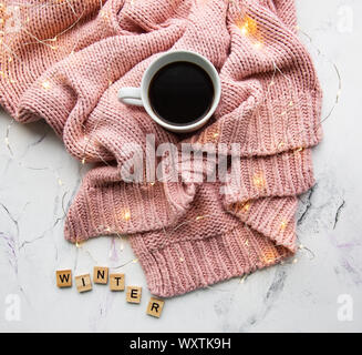 Tasse Kaffee, Pullover und girlande - Flach Stockfoto