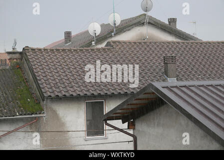 Heavy Rain über städtischen Gebiet im nördlichen Italien Stockfoto