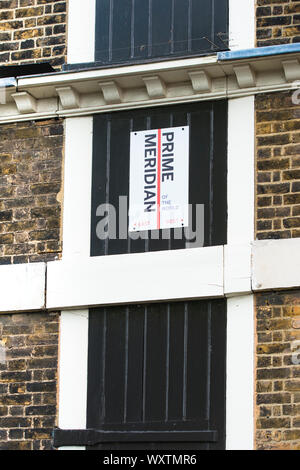 Zeichen auf der Greenwich Royal Observatory Kennzeichnung der Nullmeridian. Stockfoto