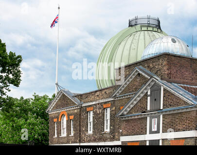 Royal Observatory, Nullmeridian, Greenwich, England an einem sonnigen Tag, Großbritannien Flagge. Keine Menschen. Kopieren Sie Platz. Stockfoto