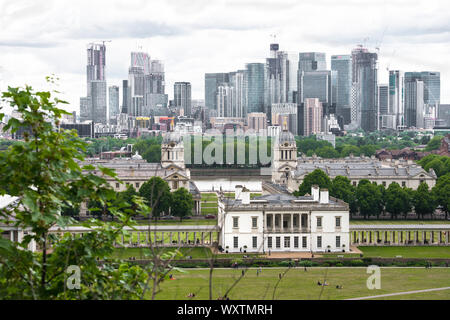 Blick von der Greenwich Royal Observatory, mit Blick über den Greenwich Park in Richtung Canary Wharf und die Themse, London, England, Großbritannien Stockfoto