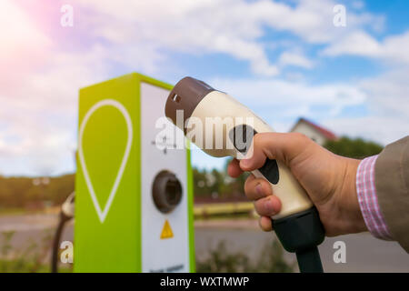 Elektrische Auto Ladekabel in der hand Nahaufnahme des Menschen Stockfoto