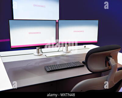 Ergonomischer Arbeitsplatz mit Tastatur und Monitor Konzept Stockfoto
