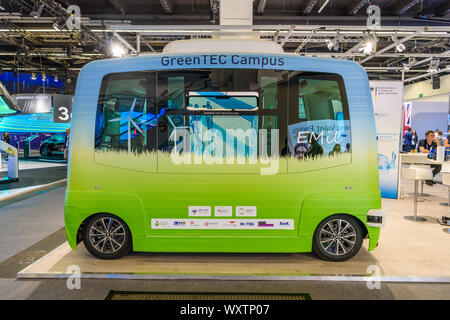 FRANKFURT, Deutschland - September 2019: grün blau EASYMILE EZ 10 ein batteriebetriebenes Autonome elektrische Bus entworfen und von EasyMile, IAA Internationa vermarktet Stockfoto