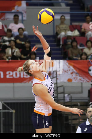 (190918) - hamamatsu, Sept. 18, 2019 (Xinhua) - maret Balkestein-Grothues der Niederlande Spikes die Kugel während einer Round robin Match gegen die USA 2019 FIVB Volleyball der Frauen-WM in Hamamatsu, Japan, Sept. 18, 2019. (Xinhua / Du Xiaoyi) Stockfoto