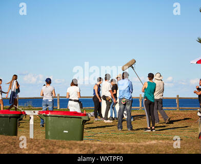 Schauspieler und Crew, darunter ein Sound Boom Operator nimmt eine Szene von Haus & entfernt Fernsehprogramm im Palm Beach, New South Wales, Australien Stockfoto