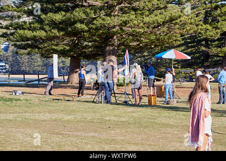 Schauspieler und Crew, darunter ein Sound Boom Operator nimmt eine Szene von Haus & entfernt Fernsehprogramm im Palm Beach, New South Wales, Australien Stockfoto