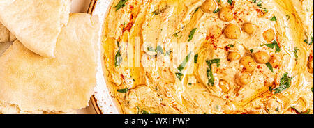 Hausgemachte Hummus, Kichererbsen dip, mit Gewürzen. Ansicht von oben. Stockfoto