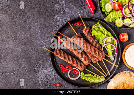 Traditionelle orientalische, Arabische und mediterrane Fleisch Kebab mit Gemüse und Fladenbrot. Ansicht von oben. Stockfoto