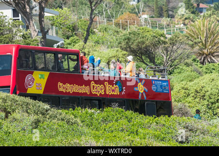 Touristen und Menschen auf Cape Town City Sightseeing roten Bus auf dem obersten Deck die Aufnahme von Fotos und selfies während zu besuchen und zu Camps Bay Vorort im Urlaub Stockfoto