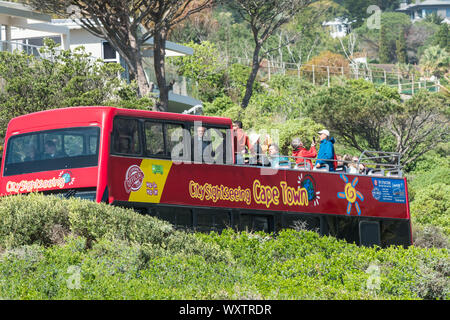 Touristen und Menschen auf Cape Town City Sightseeing roten Bus auf dem obersten Deck die Aufnahme von Fotos und selfies während zu besuchen und zu Camps Bay Vorort im Urlaub Stockfoto