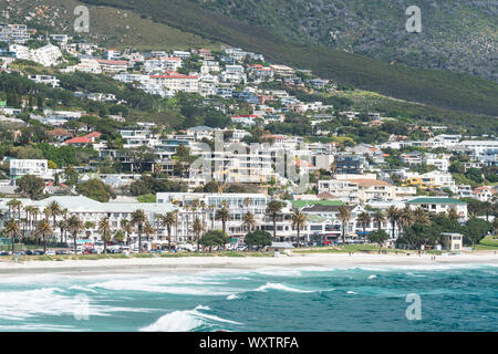 Luxushotels in küstennahen Vorort von Camps Bay, Kapstadt Gebäude und Häuser gegen den Berg mit einem weißen Sandstrand und das türkisblaue Meer Stockfoto