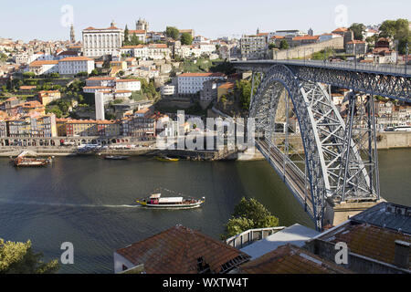 Oporto, Portugal. 19 Aug, 2018. Ein Blick auf die Don Luis I Brücke in Ribeira Viertel in Porto. Credit: Rafael Bastante/SOPA Images/ZUMA Draht/Alamy leben Nachrichten Stockfoto