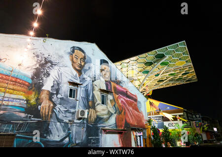 Ein wandbild an der Jalan Barrak Street, in der Nähe von den wichtigsten Einkaufsstraßen in der Altstadt von Kuching in der Nacht. In Kuching, Sarawak, Borneo, Malaysia. Stockfoto