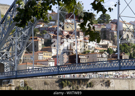 Oporto, Portugal. 19 Aug, 2018. Ein Blick auf die Don Luis I Brücke in Ribeira Viertel in Porto. Credit: Rafael Bastante/SOPA Images/ZUMA Draht/Alamy leben Nachrichten Stockfoto