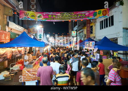 Die Leute packen die Kuching kulturellen chinesischen Mooncake Festival im September. In Kuching, Sarawak, Borneo, Malaysia. Stockfoto