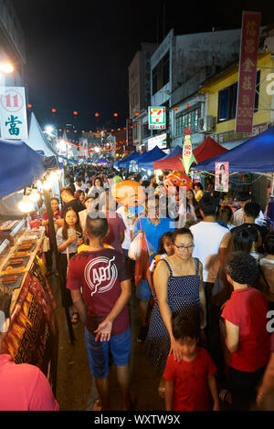 Die Leute packen die Kuching kulturellen chinesischen Mooncake Festival im September. In Kuching, Sarawak, Borneo, Malaysia. Stockfoto