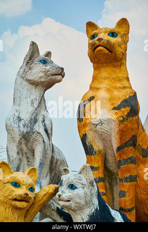 Die Statue einer Gruppe von Katzen, das Symbol der Katze in Kuching (Malay), in Kuching, Sarawak, Borneo, Malaysia. Stockfoto