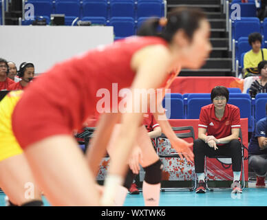 (190918) - YOKOHAMA, Sept. 18, 2019 (Xinhua) - Cheftrainer der China Lang Ping An schaut während der Round Robin Match zwischen China und der Dominikanischen Republik im Jahr 2019 Die FIVB Frauen-WM in Yokohama, Japan, Sept. 18, 2019. (Xinhua / Er Canling) Stockfoto