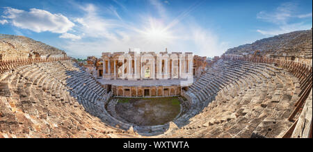 Amphitheater in der antiken Stadt Hierapolis am Nachmittag. Unesco-Weltkulturerbe Denkmal. Pamukkale, Türkei Stockfoto