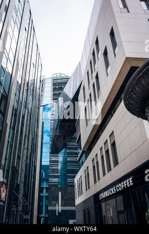 Leipzig Sachsen Deutschland - 8. Juli 2019 - Editorial der modernen Architektur der Universität Leipzig im Vordergrund der Eingang o Stockfoto