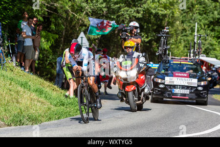 Bosdarros, Frankreich - Juli 19, 2019: Die Kolumbianische Radfahrer Egan Bernal von Team Ineos, in das Weiße Trikot, Reitschule während der Stufe 13, Einzelzeitfahren Stockfoto