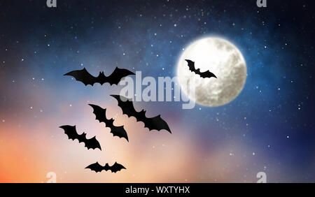 Halloween und Dekoration - schwarz Fledermäuse über der Mond im Sternenhimmel Hintergrund fliegen Stockfoto