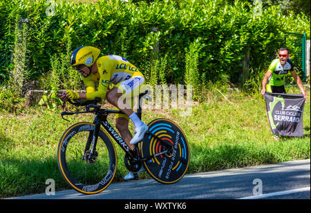 Bosdarros, Frankreich - 19. Juli 2019: Die französische Radfahrer Julian Alaphilippe von Team Deceuninck-Quick Schritt im Gelben Trikot, während Stufe 13, individuell Stockfoto