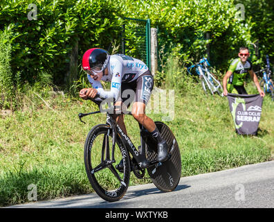 Bosdarros, Frankreich - Juli 19, 2019: Die Kolumbianische Radfahrer Egan Bernal von Team Ineos, in das Weiße Trikot, Reitschule während der Stufe 13, Einzelzeitfahren Stockfoto