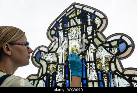 Konservator Monika Adamczak vom York Glaser Vertrauen, Britain's älteste und grösste Spezialist Glasmalerei Erhaltung studio, arbeitet auf einer 600 Jahre alten Panel von einem der York Minster's Windows. Stockfoto