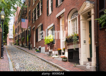 Touristen die berühmten gepflasterten Straße Beacon Hill im historischen Viertel von Boston, Massachusetts, USA Stockfoto
