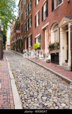 Touristen die berühmten gepflasterten Straße Beacon Hill im historischen Viertel von Boston, Massachusetts, USA Stockfoto